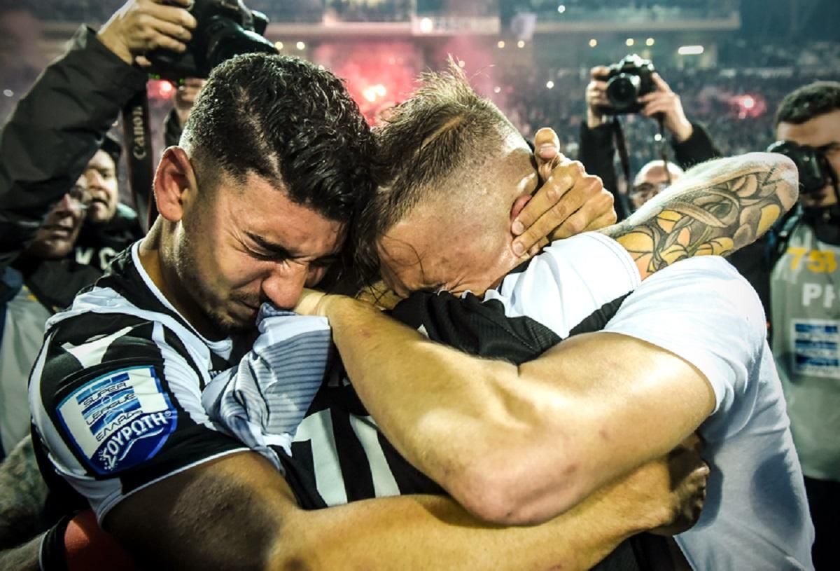 Як українські футболісти святкували перше за 34 роки чемпіонство у Греції: емоційні відео