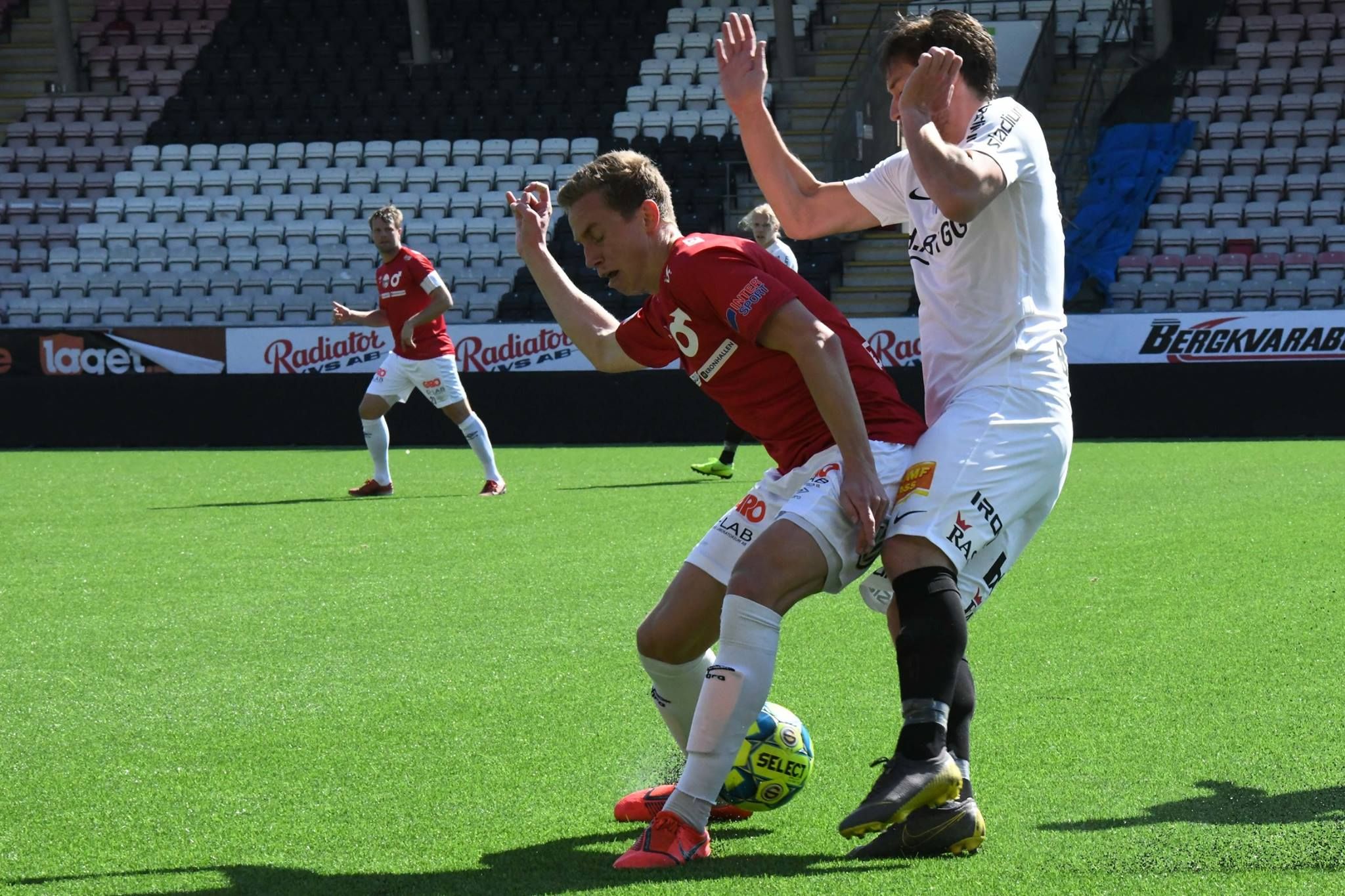 Футболист получил курьезную травму глаза, когда выходил на замену: видео Футболист получил курьезную травму глаза, когда выходил на замену: видео