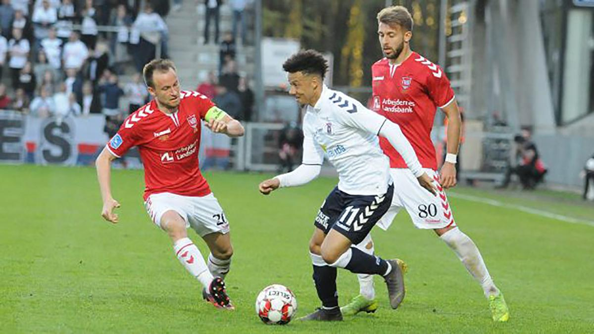 Украинский футболист забил невероятный гол из центра поля, чем спровоцировал драку: видео