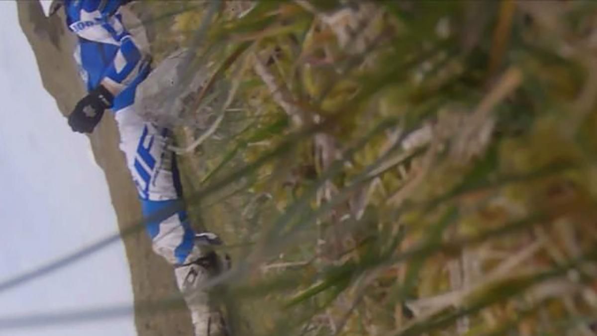 Мотогонщик вижив після падіння з 15-метрової скелі: моторошні фото та відео
