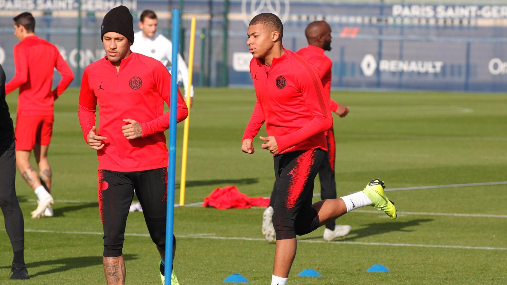 Мбаппе кумедно зганьбився на тренуванні ПСЖ: відео Мбаппе кумедно зганьбився на тренуванні ПСЖ: відео