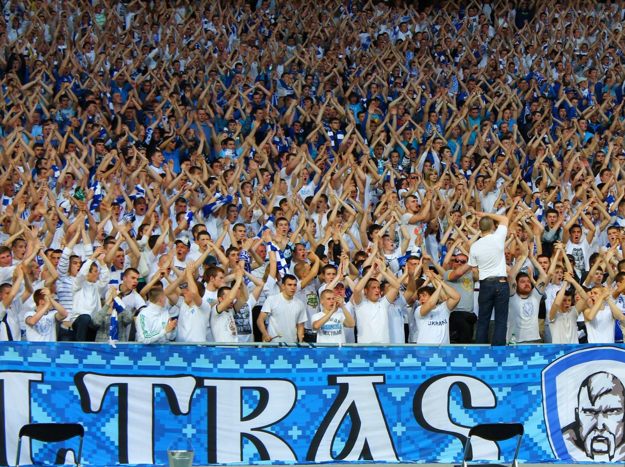 Фанати та капітан "Динамо" розфарбували один із секторів НСК "Олімпійський": ефектне відео Фанати та капітан "Динамо" розфарбували один із секторів НСК "Олімпійський": ефектне відео