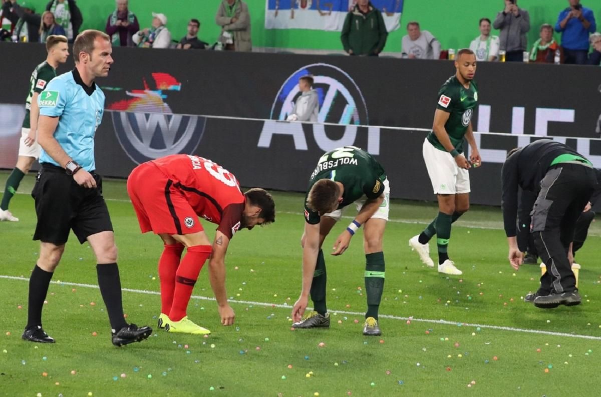 В Германии футбольные фанаты забросали поле пасхальными яйцами: видео перфоманса