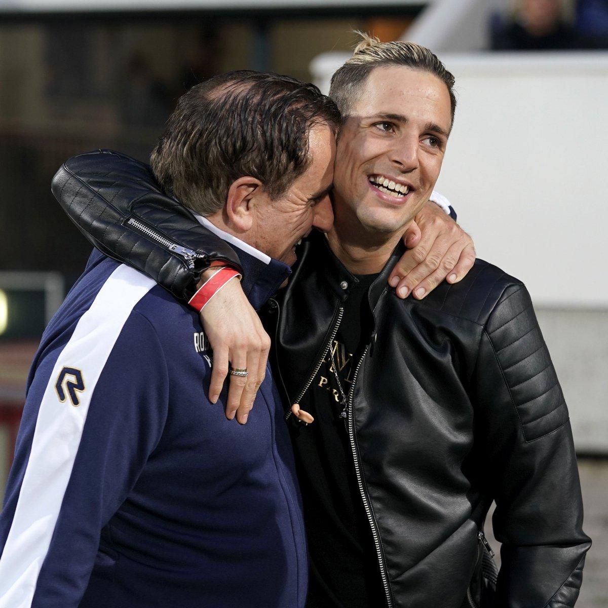 Игрок "Динамо" эмоционально попрощался с болельщиками: фото Игрок "Динамо" эмоционально попрощался с болельщиками: фото