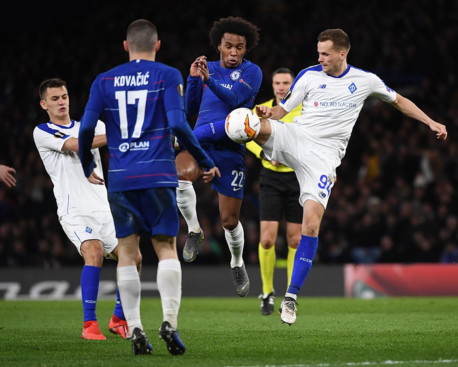 УЕФА строго наказал "Динамо" за поведение болельщиков на матче Лиги Европы УЕФА строго наказал "Динамо" за поведение болельщиков на матче Лиги Европы