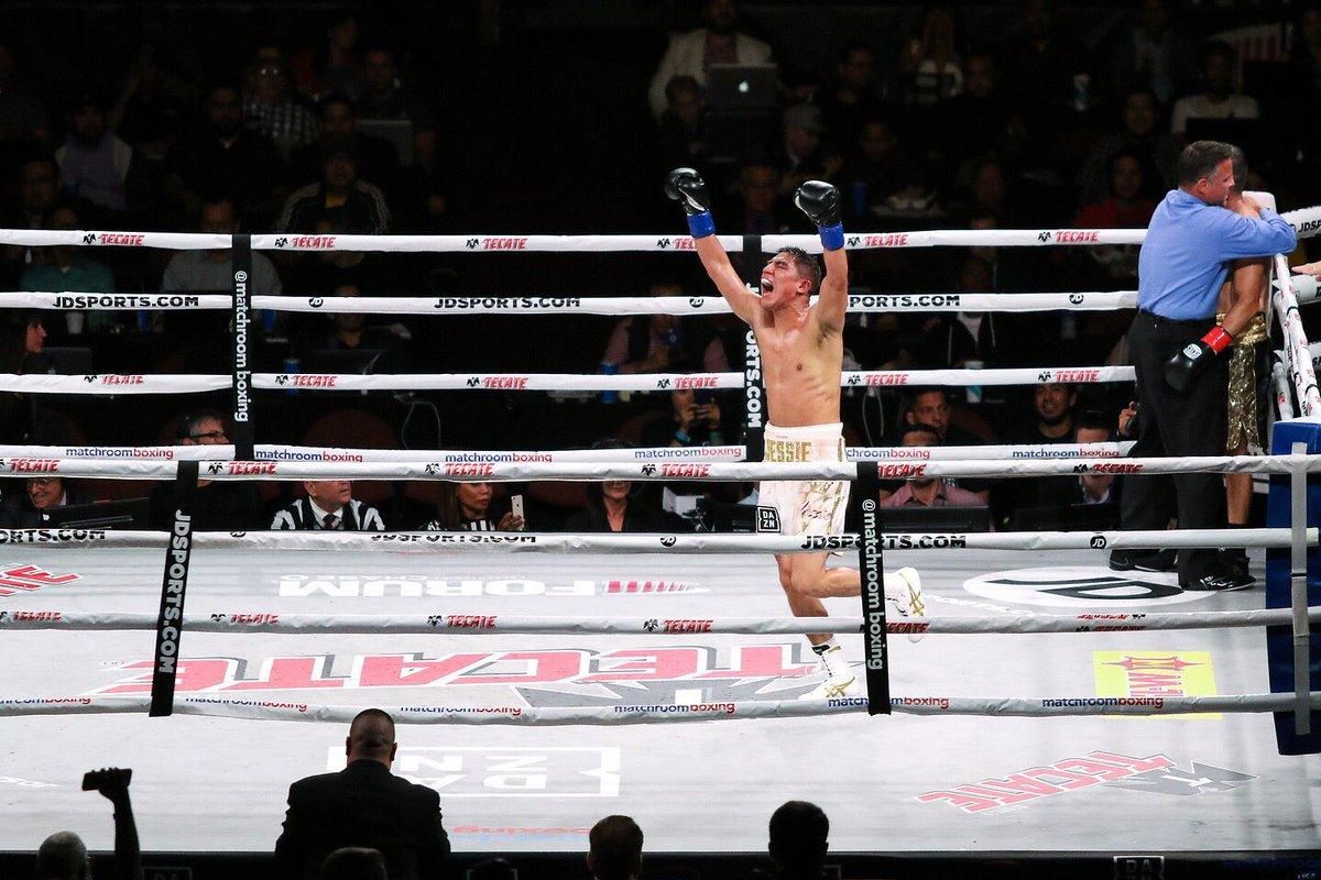 Американець у жорсткому бою нокаутував мексиканського ветерана: відео Американець у жорсткому бою нокаутував мексиканського ветерана: відео