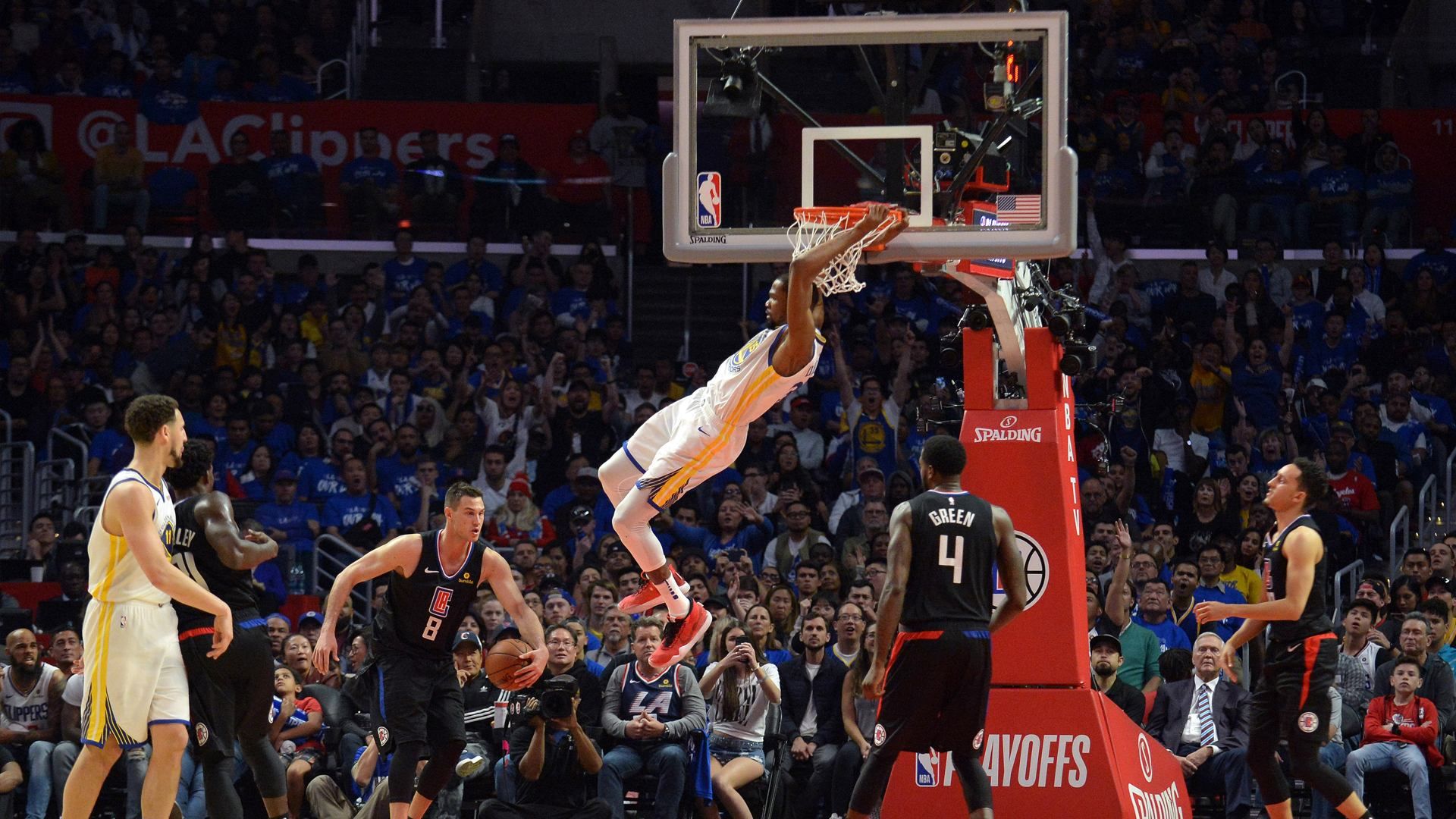Баскетболіст "Ворріорс" оформив неймовірний данк у матчі НБА: відео