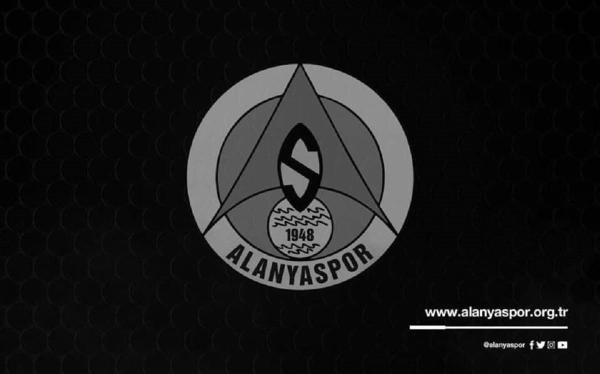 В Турции разбился автобус с футбольной командой "Аланьяспор": погиб игрок сборной Чехии В Турции разбился автобус с футбольной командой "Аланьяспор": погиб игрок сборной Чехии