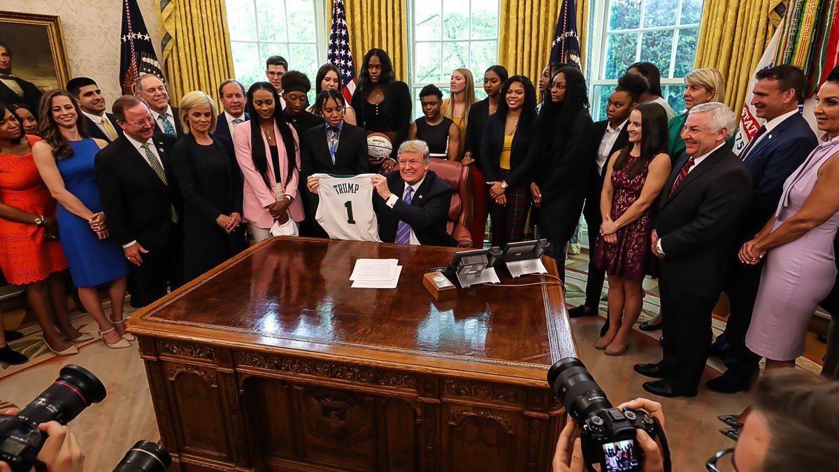 Трамп запросив жіночу команду в Білий дім, де пригощав їх фаст-фудом: фото та відео
