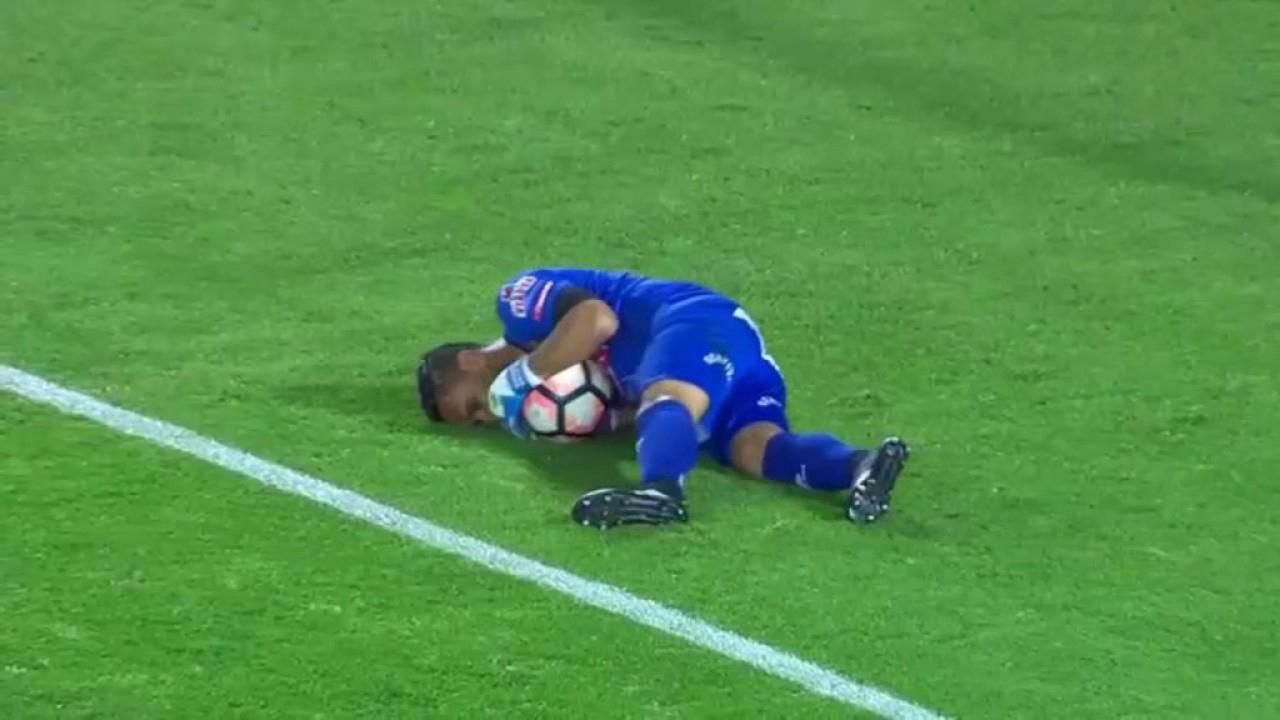 Фанати закидали поле петардами, поранивши воротаря суперників: відео Фанати закидали поле петардами, поранивши воротаря суперників: відео