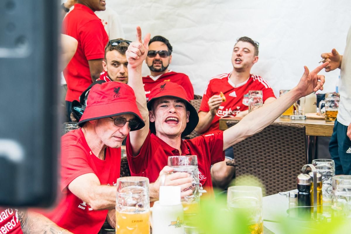 Фанаты "Ливерпуля" жестоко толкнули в фонтан китайского туриста: видео инцидента Фанаты "Ливерпуля" жестоко толкнули в фонтан китайского туриста: видео инцидента