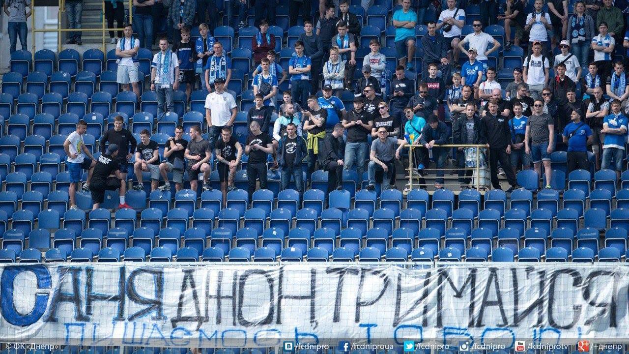 Фанати "Дніпра" виставили на аукціон футболку легенди клубу задля порятунку раненого військового Фанати "Дніпра" виставили на аукціон футболку легенди клубу задля порятунку раненого військового