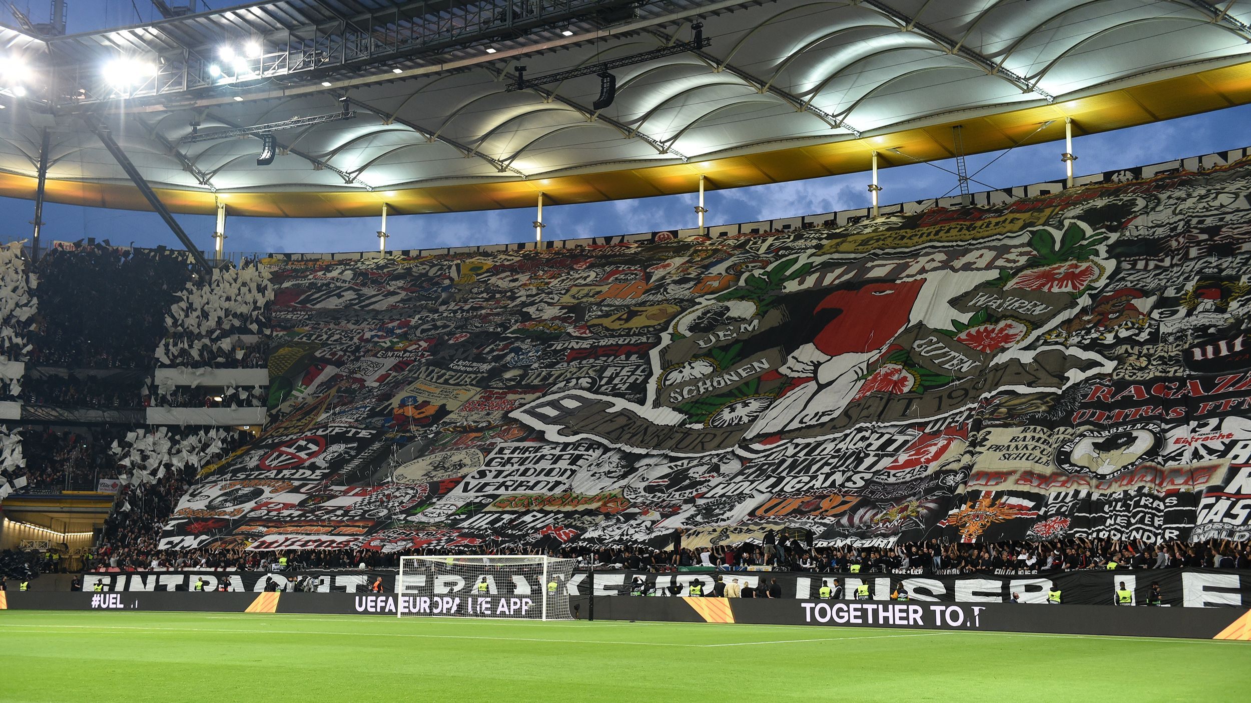 Фанати "Айнтрахта" влаштували божевільне модульне шоу на матчі з "Челсі": фото, відео Фанати "Айнтрахта" влаштували божевільне модульне шоу на матчі з "Челсі": фото, відео