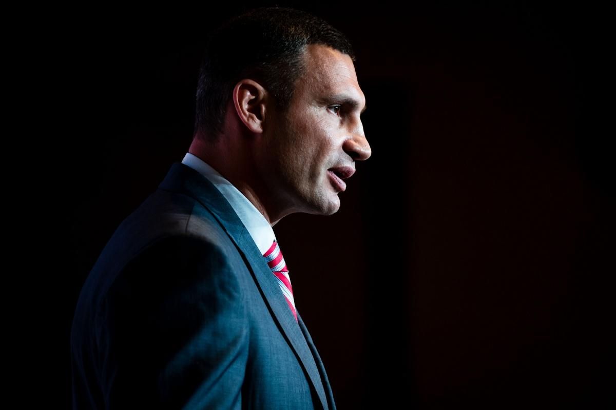 Віталій Кличко зустрівся з легендарними боксерами під час "Ночі чемпіонів" у Лас-Вегасі Віталій Кличко зустрівся з легендарними боксерами під час "Ночі чемпіонів" у Лас-Вегасі