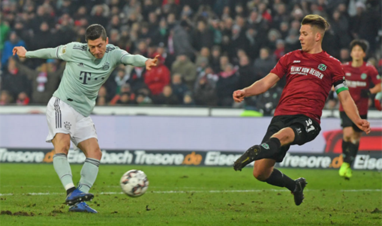 "Бавария" осталась лидером чемпионской гонки в Германии "Бавария" осталась лидером чемпионской гонки в Германии