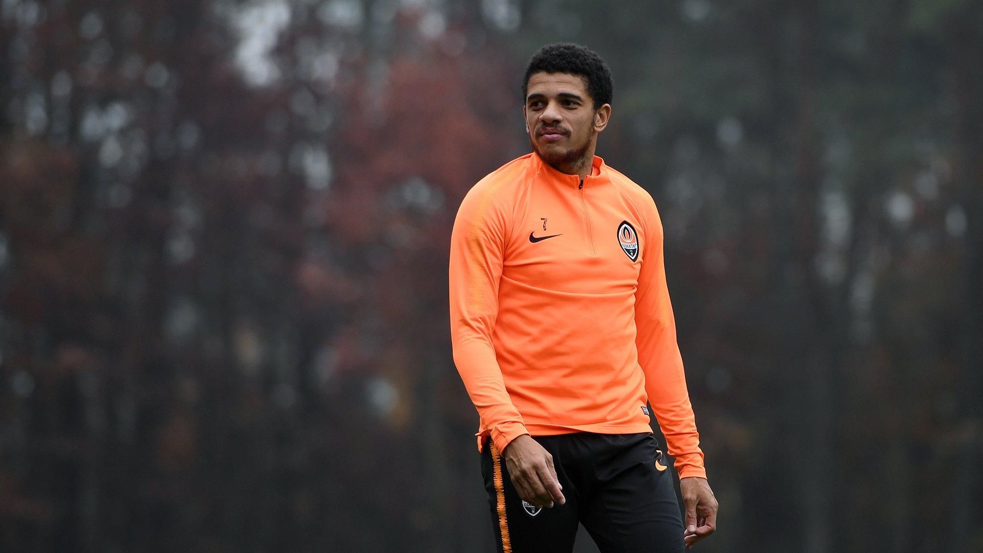 Футболист "Шахтера" трогательно отблагодарил фаната на трибуне: фото Футболист "Шахтера" трогательно отблагодарил фаната на трибуне: фото