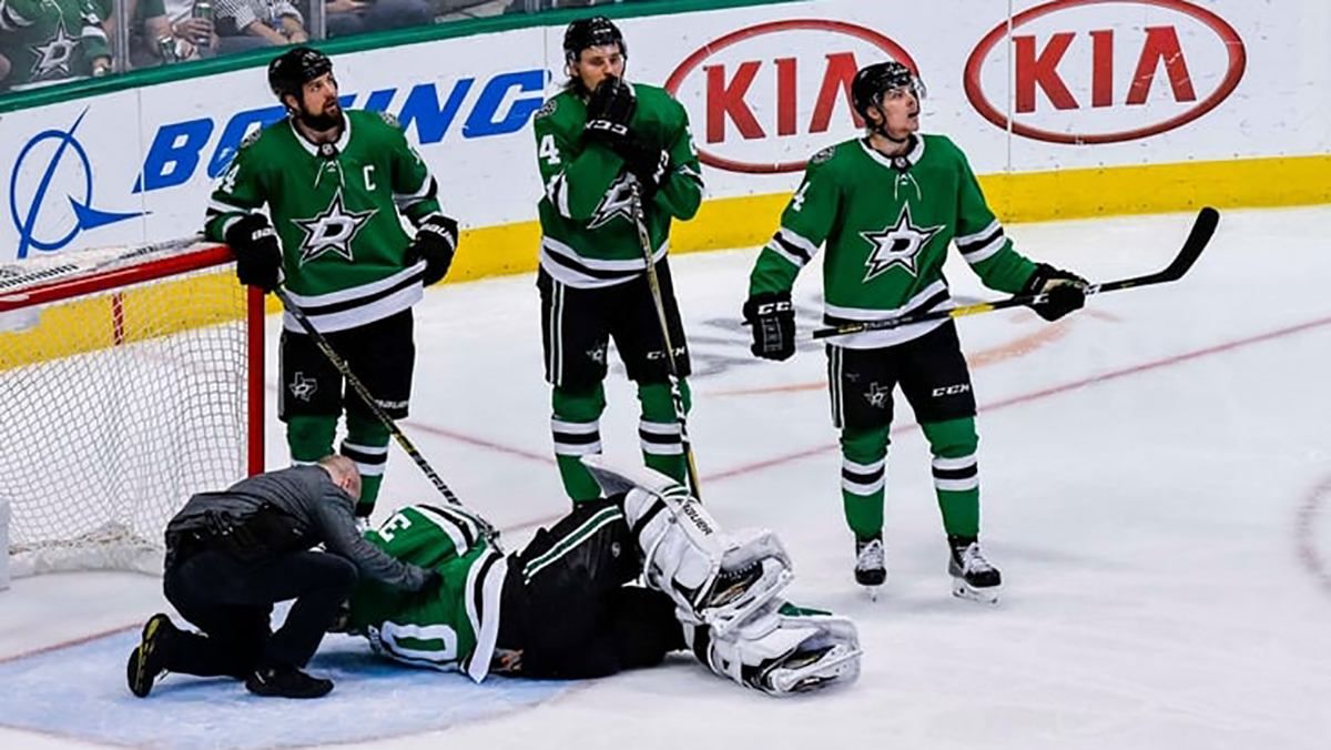 Команда закинула шайбу, поки воротар суперника лежав травмований на льоду: відео Команда закинула шайбу, поки воротар суперника лежав травмований на льоду: відео