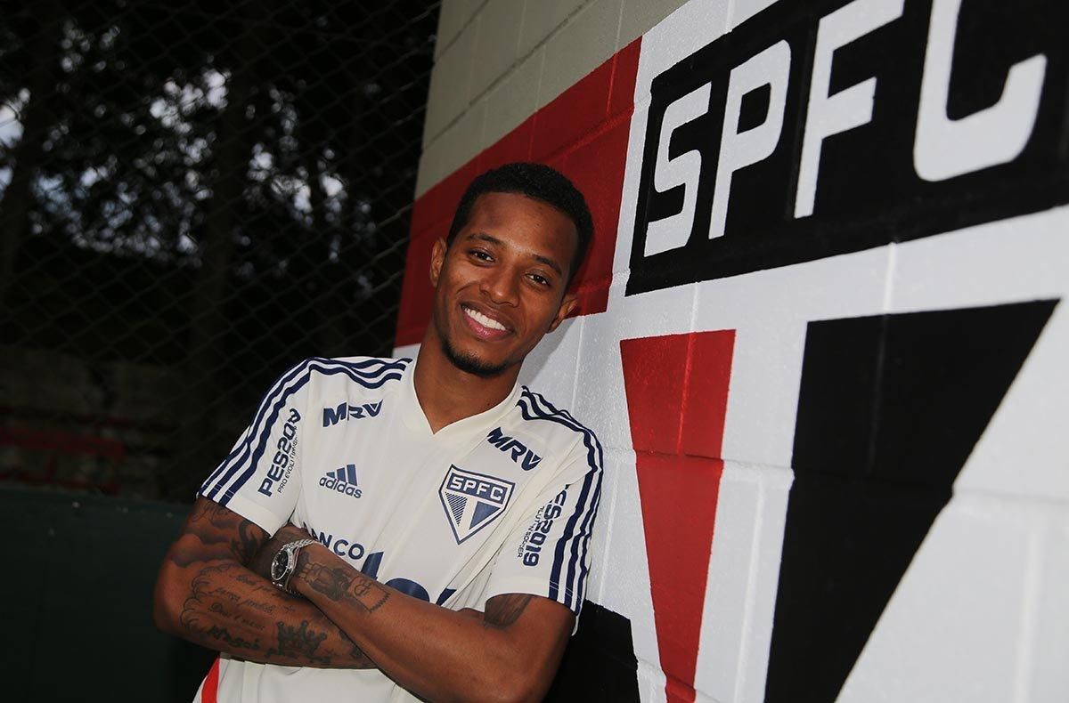 Экс-игрок "Динамо" отличился дебютным голом-красавцем в Бразилии: видео Экс-игрок "Динамо" отличился дебютным голом-красавцем в Бразилии: видео