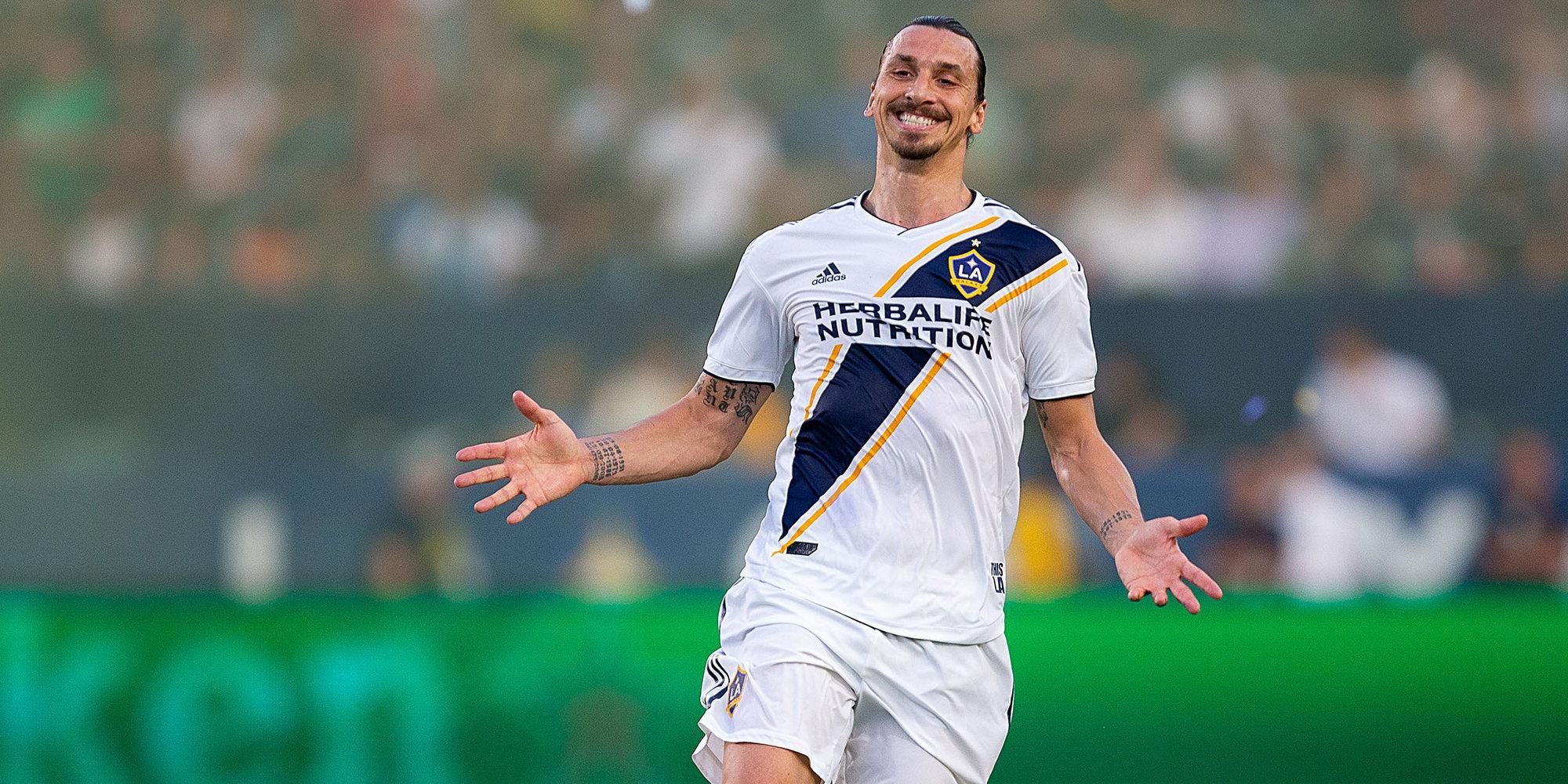 Скандальный Ибрагимович забавно симулировал пенальти и получил наказание: видео Скандальный Ибрагимович забавно симулировал пенальти и получил наказание: видео