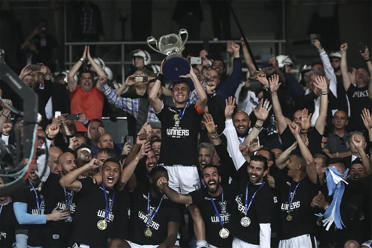 Українець Шахов виграв Кубок Греції, фанати влаштували гаряче святкування: відео Українець Шахов виграв Кубок Греції, фанати влаштували гаряче святкування: відео