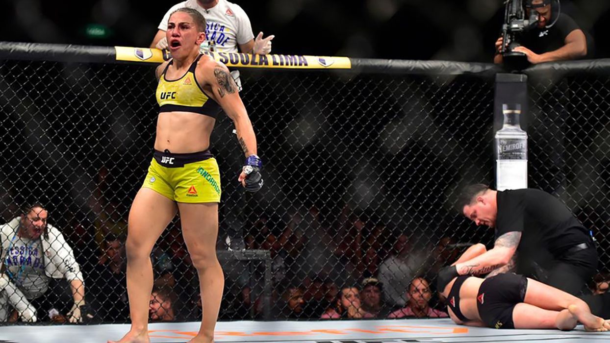 Бразильська спортсменка моторошним кидком на голову нокаутувала суперницю: відео Бразильська спортсменка моторошним кидком на голову нокаутувала суперницю: відео