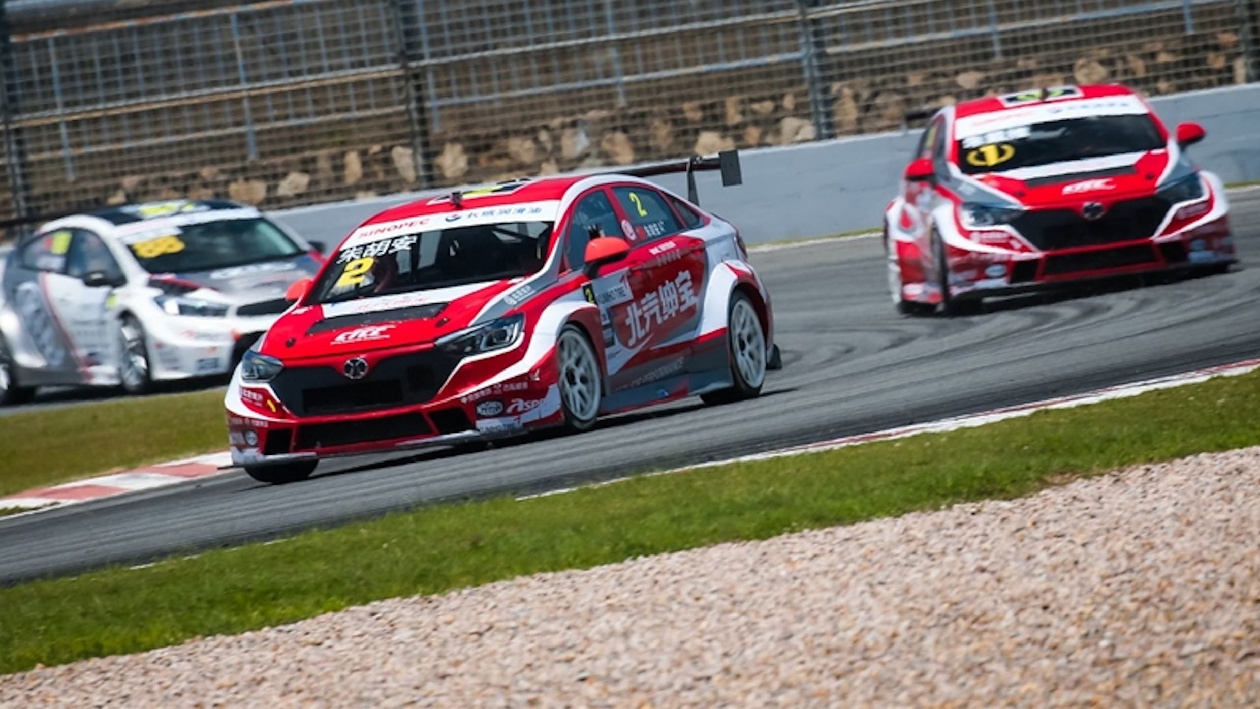 Автомобиль безопасности вызвал курьезную аварию во время гонки: видео Автомобиль безопасности вызвал курьезную аварию во время гонки: видео