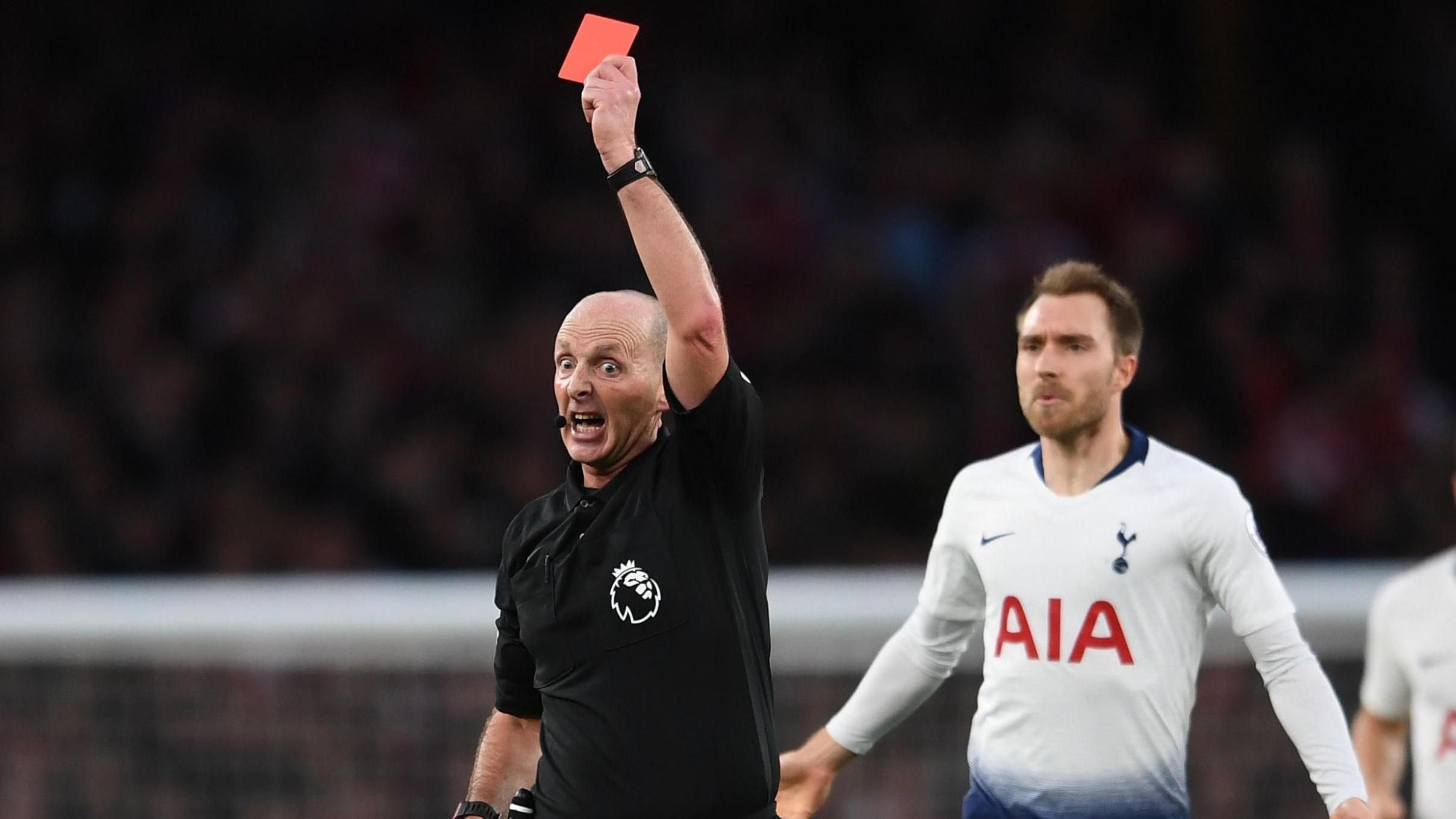 Самый строгий английский арбитр безумно праздновал победу своей команды на стадионе: видео Самый строгий английский арбитр безумно праздновал победу своей команды на стадионе: видео