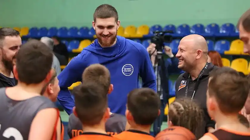 Гравець НБА Святослав Михайлюк зустрівся з юними баскетболістами у Черкасах: фото та відео