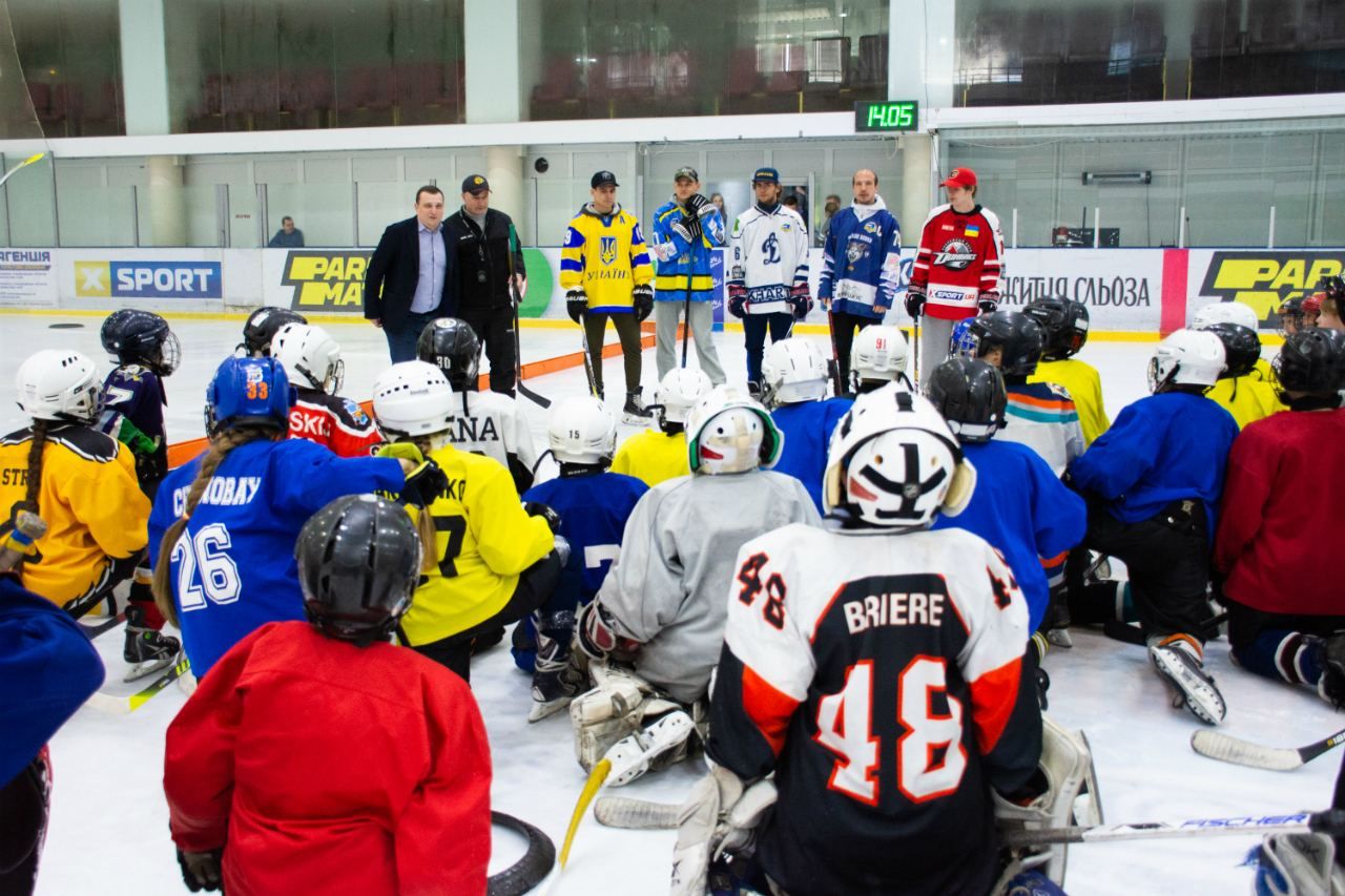 Українські хокеїсти провели майстер-клас для дітей у Кременчуці: фото та відео