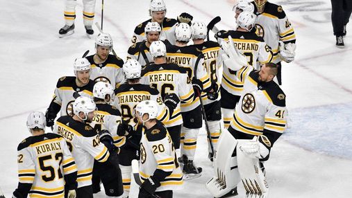 "Бостон" в сухую разгромил "Каролину" и стал первым финалистом НХЛ: видео