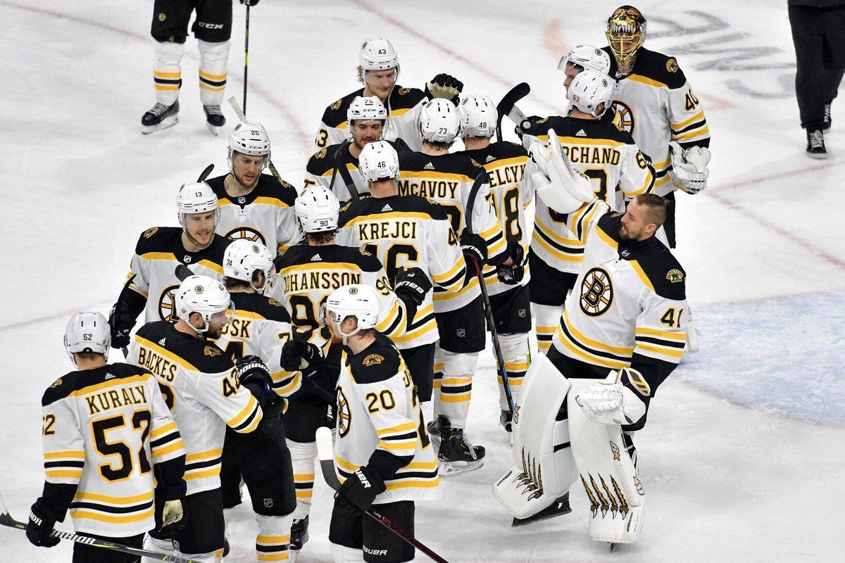"Бостон" в сухую разгромил "Каролину" и стал первым финалистом НХЛ: видео