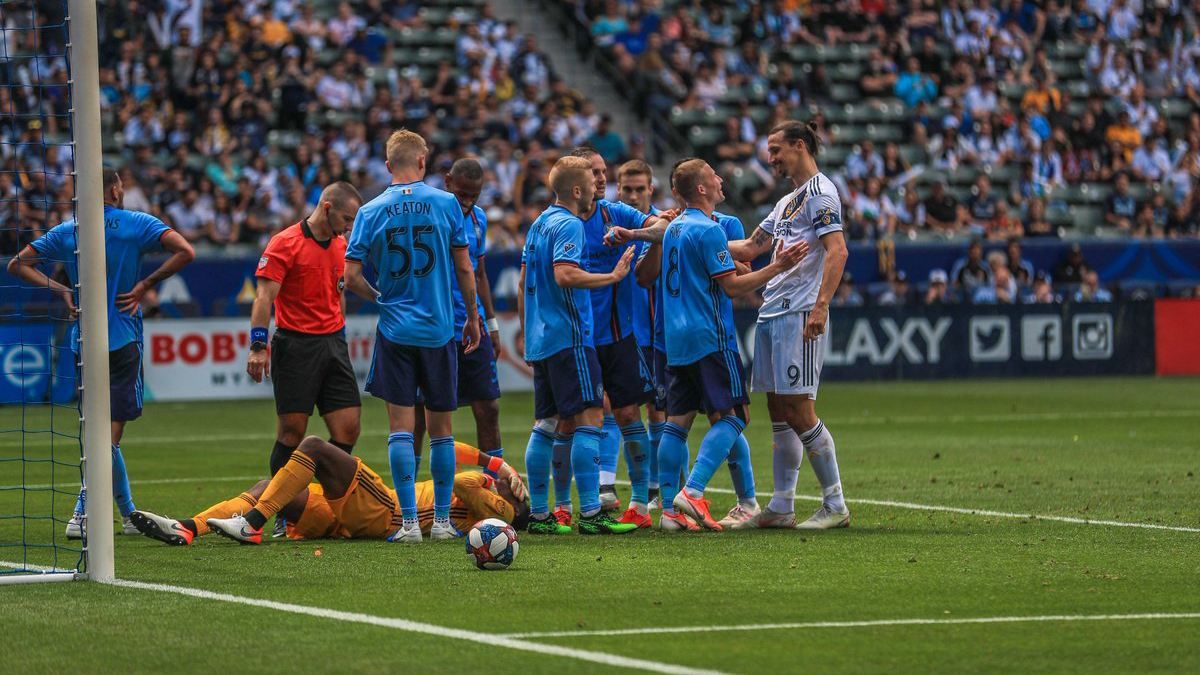 Златана Ібрагімовіча дискваліфікували на два матчі за напад на воротаря під час матчу: відео