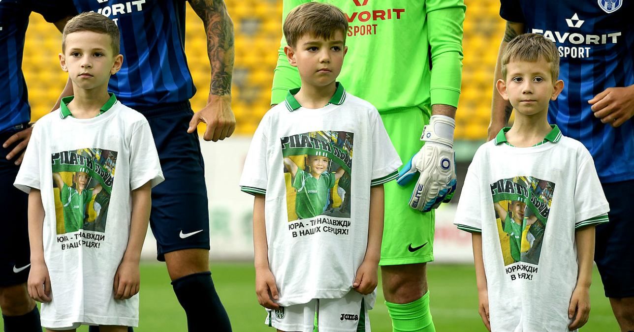Львовские" Карпаты " перед матчем почтили память 8-летнего фаната, который погиб в ДТП: фото