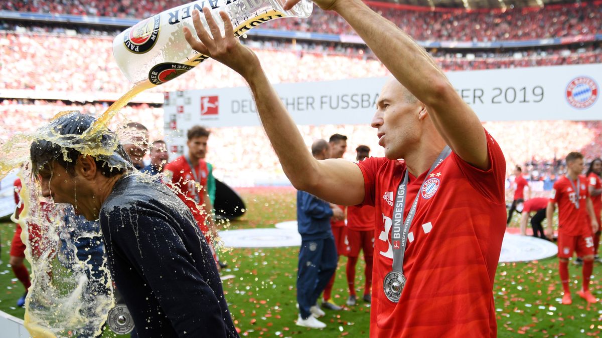 Игроки "Баварии" приняли пивной душ во время празднования 29-го чемпионства: фото, видео