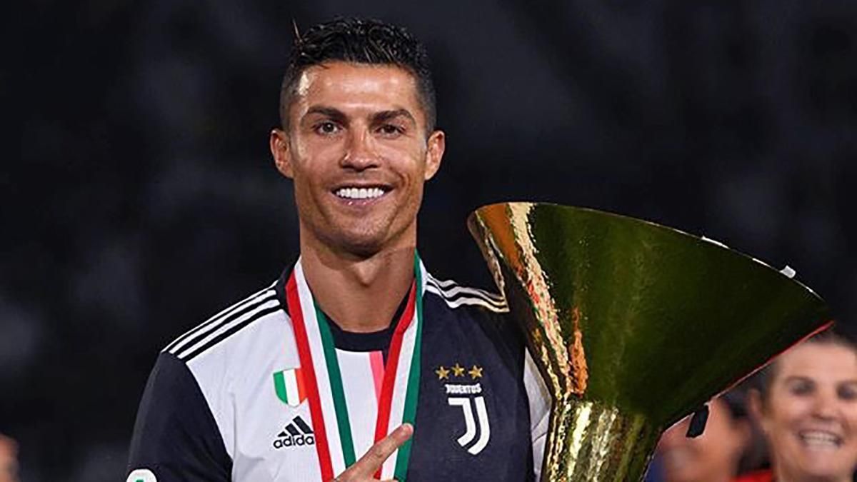 Роналду травмував свого сина кубком під час святкування перемоги в чемпіонаті Італії: відео Роналду травмував свого сина кубком під час святкування перемоги в чемпіонаті Італії: відео