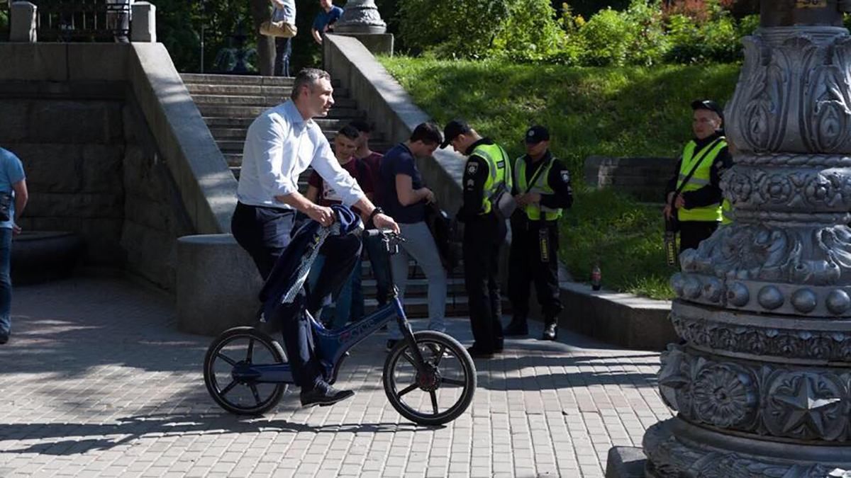 Виталий Кличко прибыл на инаугурацию Зеленского на велосипеде: видео