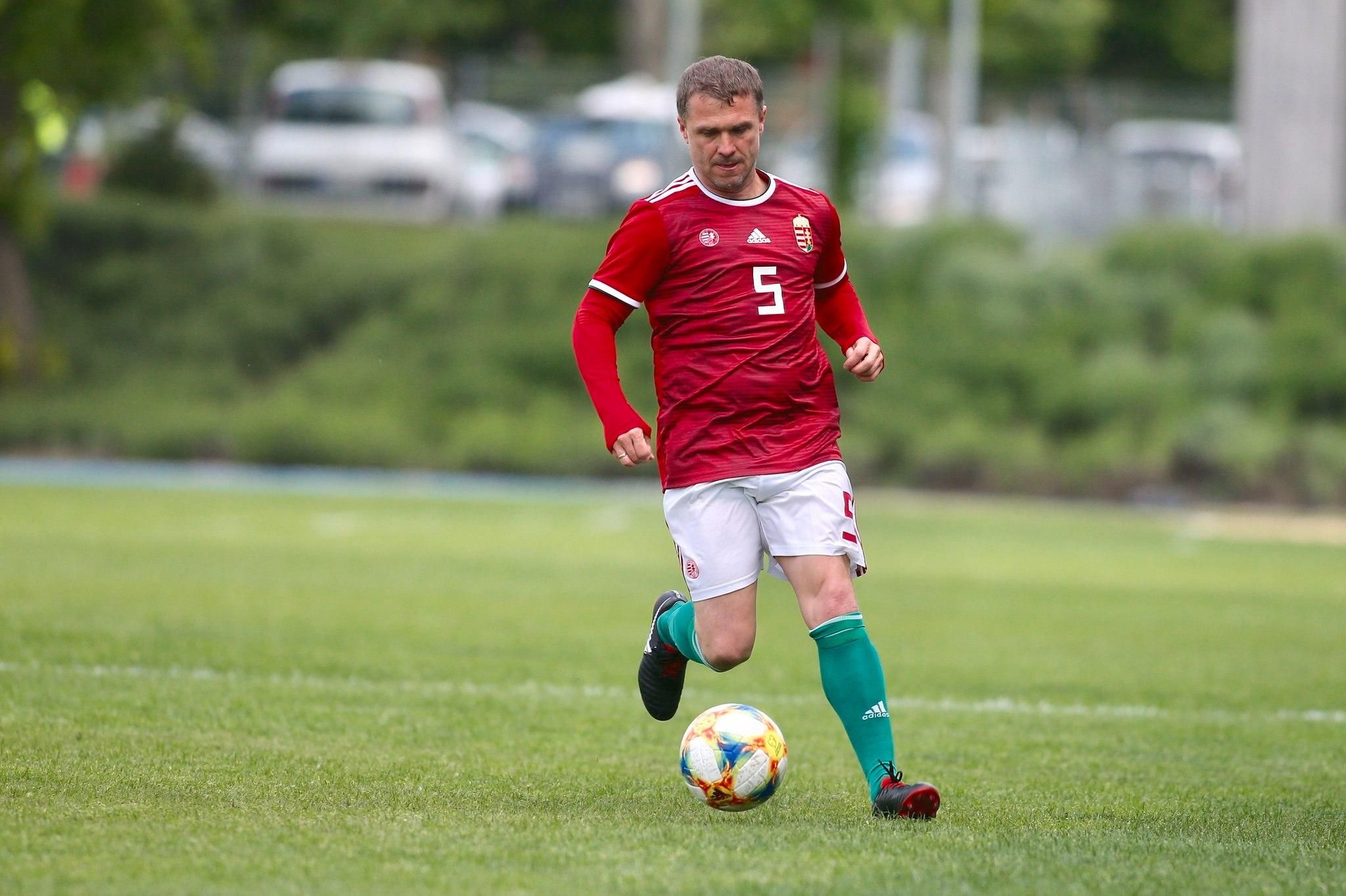 Легендарний Ребров одягнув футболку збірної Угорщини: фото Легендарний Ребров одягнув футболку збірної Угорщини: фото