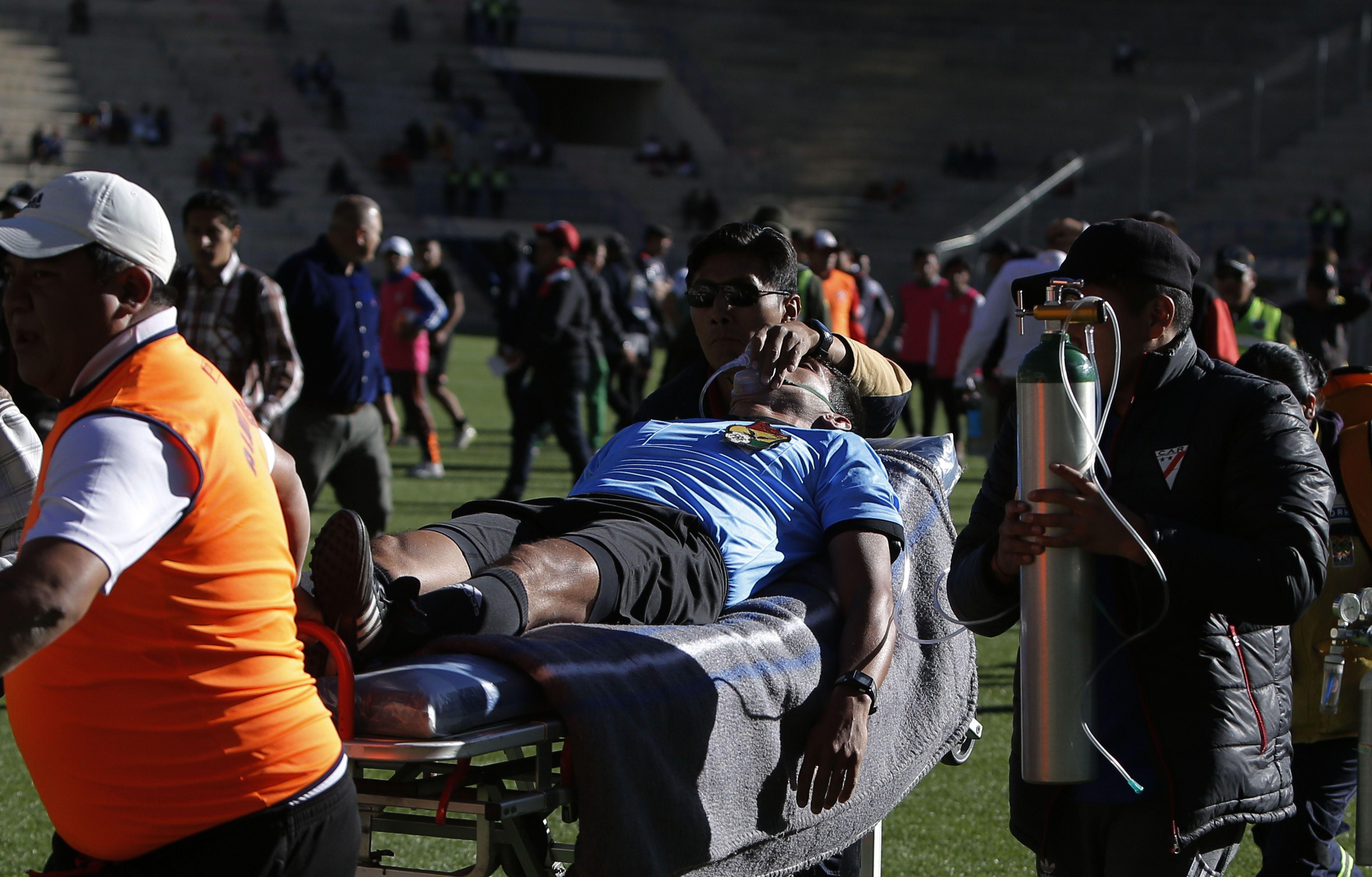 В Болівії футбольний арбітр помер прямо під час матчу: трагічне відео В Болівії футбольний арбітр помер прямо під час матчу: трагічне відео