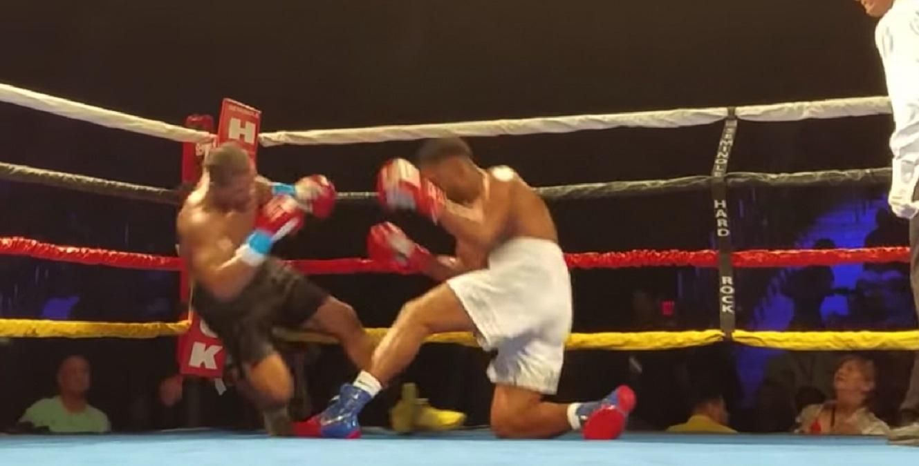 В США боксеры одновременно отправили друг друга в нокдаун: курьезное видео