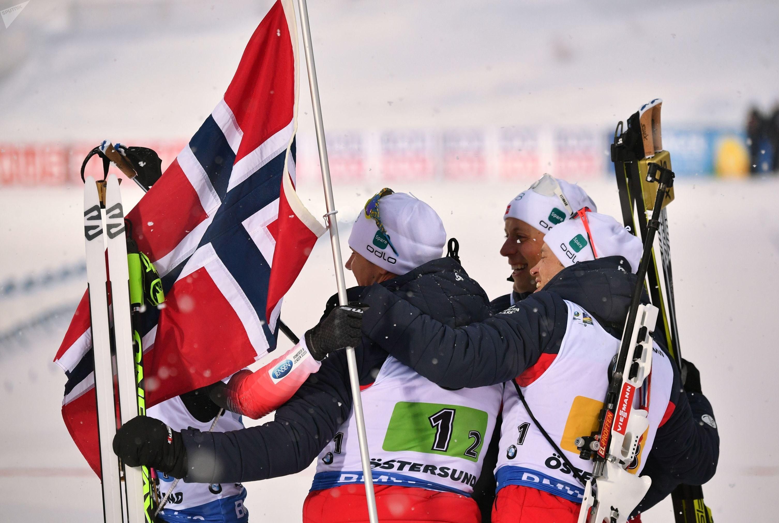 Швейцарские биатлонисты сфотографировались голыми на фоне моря: забавные фото Швейцарские биатлонисты сфотографировались голыми на фоне моря: забавные фото