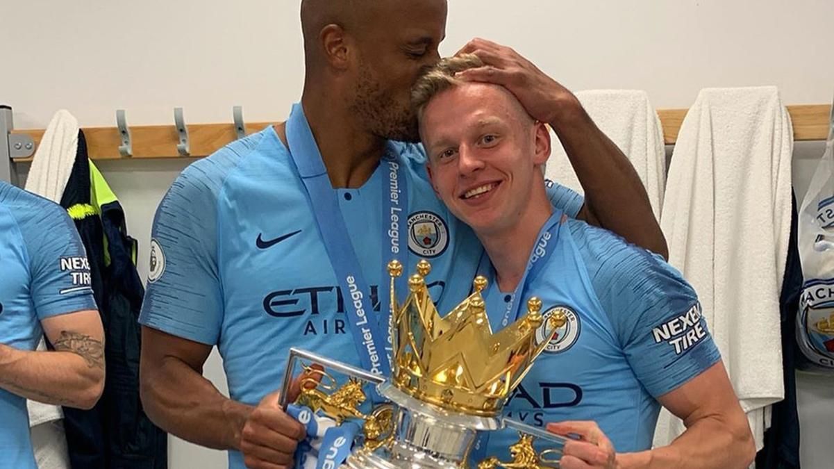 "Манчестер Сіті" розіграв усіх "розбитим" кубком чемпіона Англії: курйозне відео "Манчестер Сіті" розіграв усіх "розбитим" кубком чемпіона Англії: курйозне відео