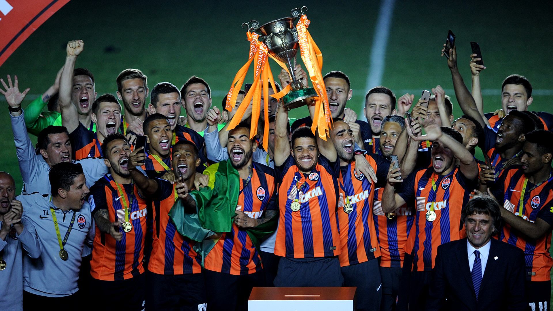 "Шахтар" отримав кубок і медалі чемпіонів України: яскраві фото та відео з церемонії "Шахтар" отримав кубок і медалі чемпіонів України: яскраві фото та відео з церемонії