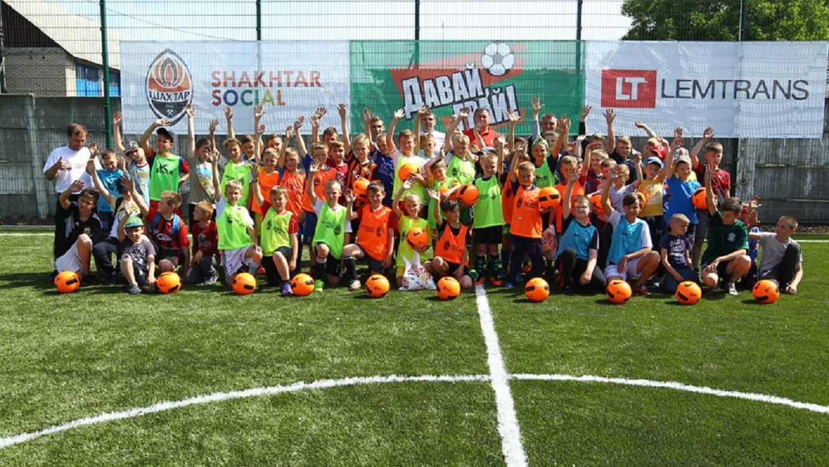 "Шахтер" открыл детскую футбольную площадку на линии фронта "Шахтер" открыл детскую футбольную площадку на линии фронта