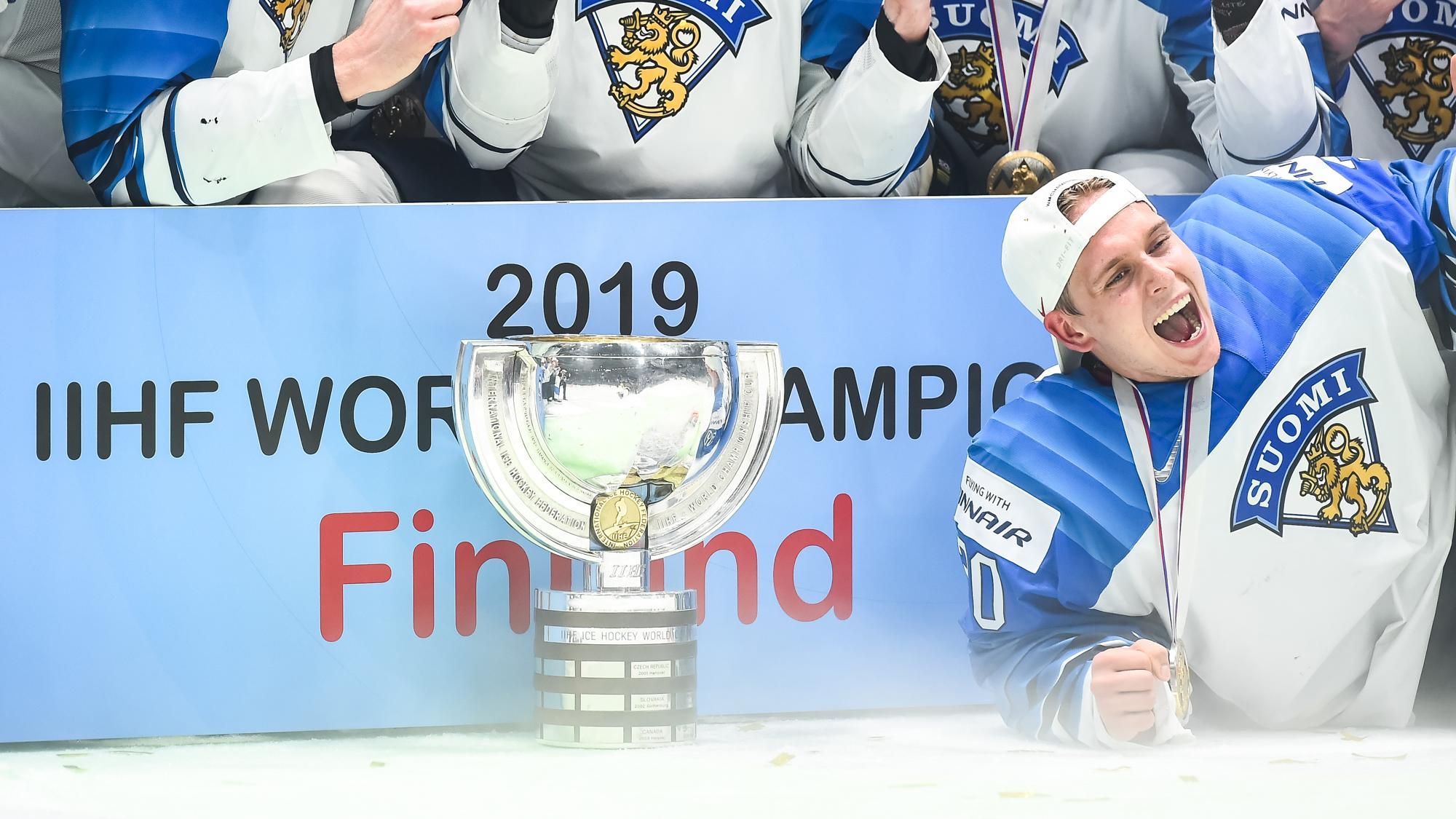 Хокеїсти збірної Фінляндії пошкодили кубок чемпіонів світу: фото