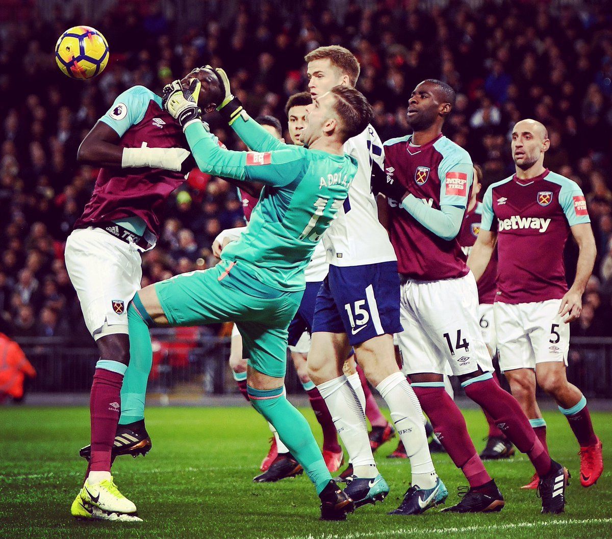 Четверо футболистов покинули "Вест Хэм", среди них и конкурент Ярмоленко Четверо футболистов покинули "Вест Хэм", среди них и конкурент Ярмоленко