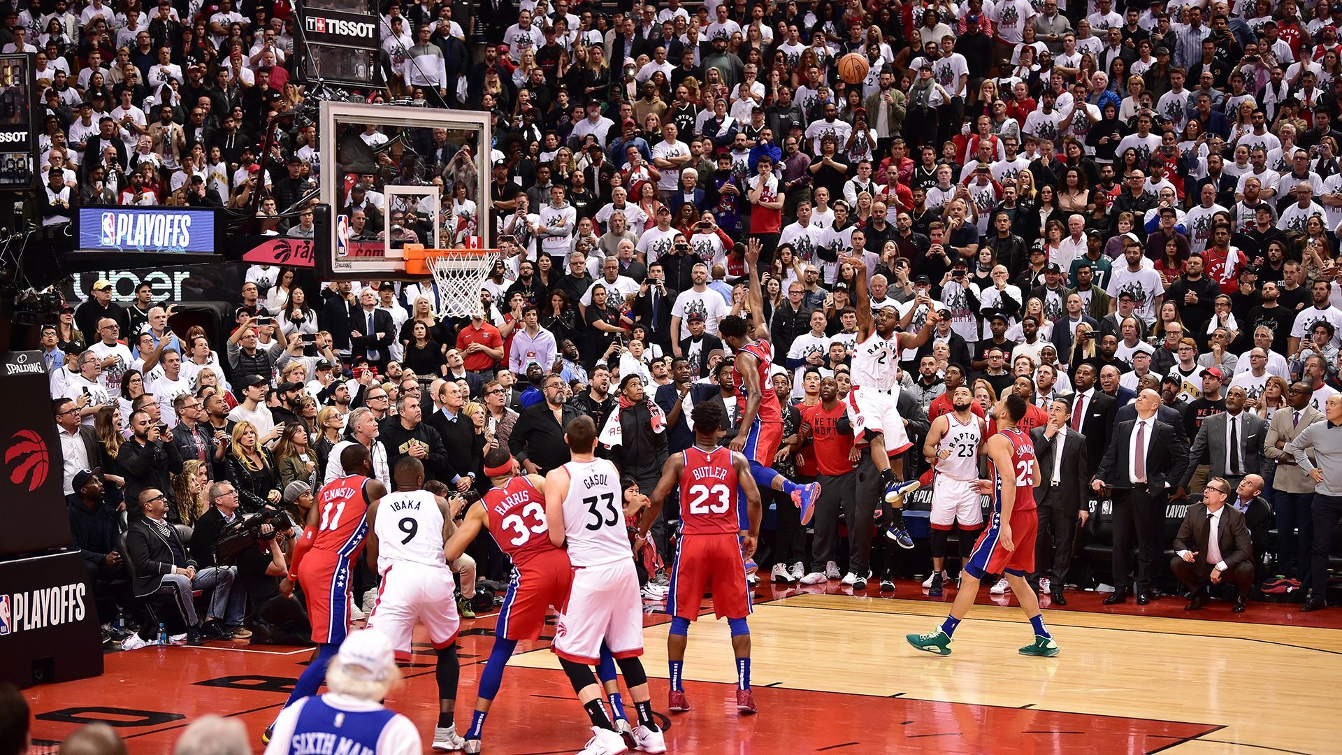 "Торонто" необычным способом увековечило невероятный победный бросок Кавая Леонарда: фото "Торонто" необычным способом увековечило невероятный победный бросок Кавая Леонарда: фото