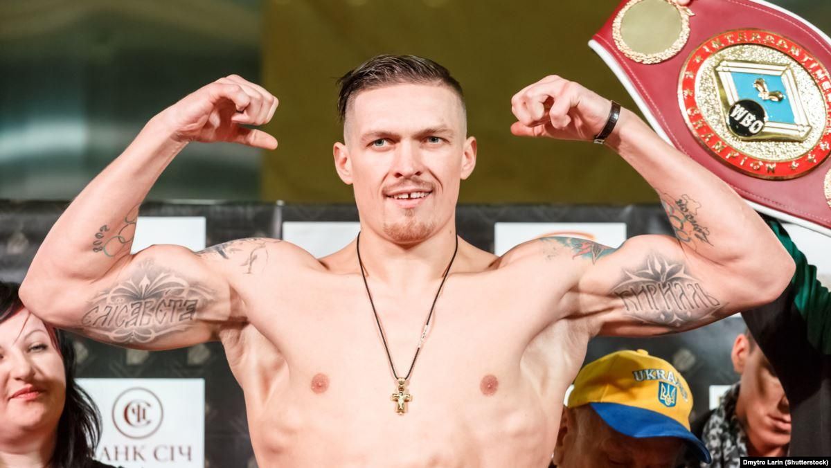 Усик відвідав зважування перед боєм Джошуа і Руїса: кумедне фото Усик відвідав зважування перед боєм Джошуа і Руїса: кумедне фото