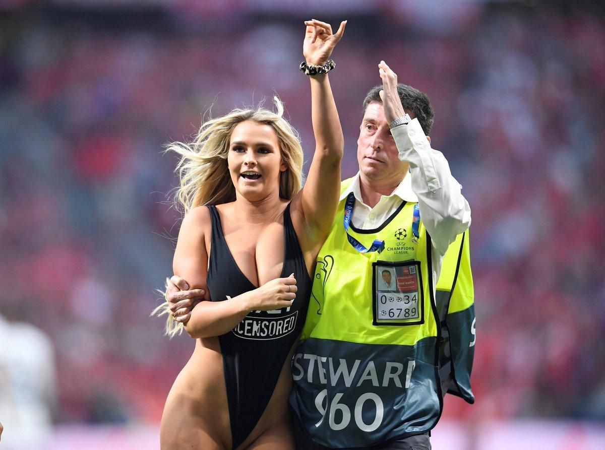 Во время финала Лиги чемпионов на поле выбежала девушка в купальнике: фото и видео
