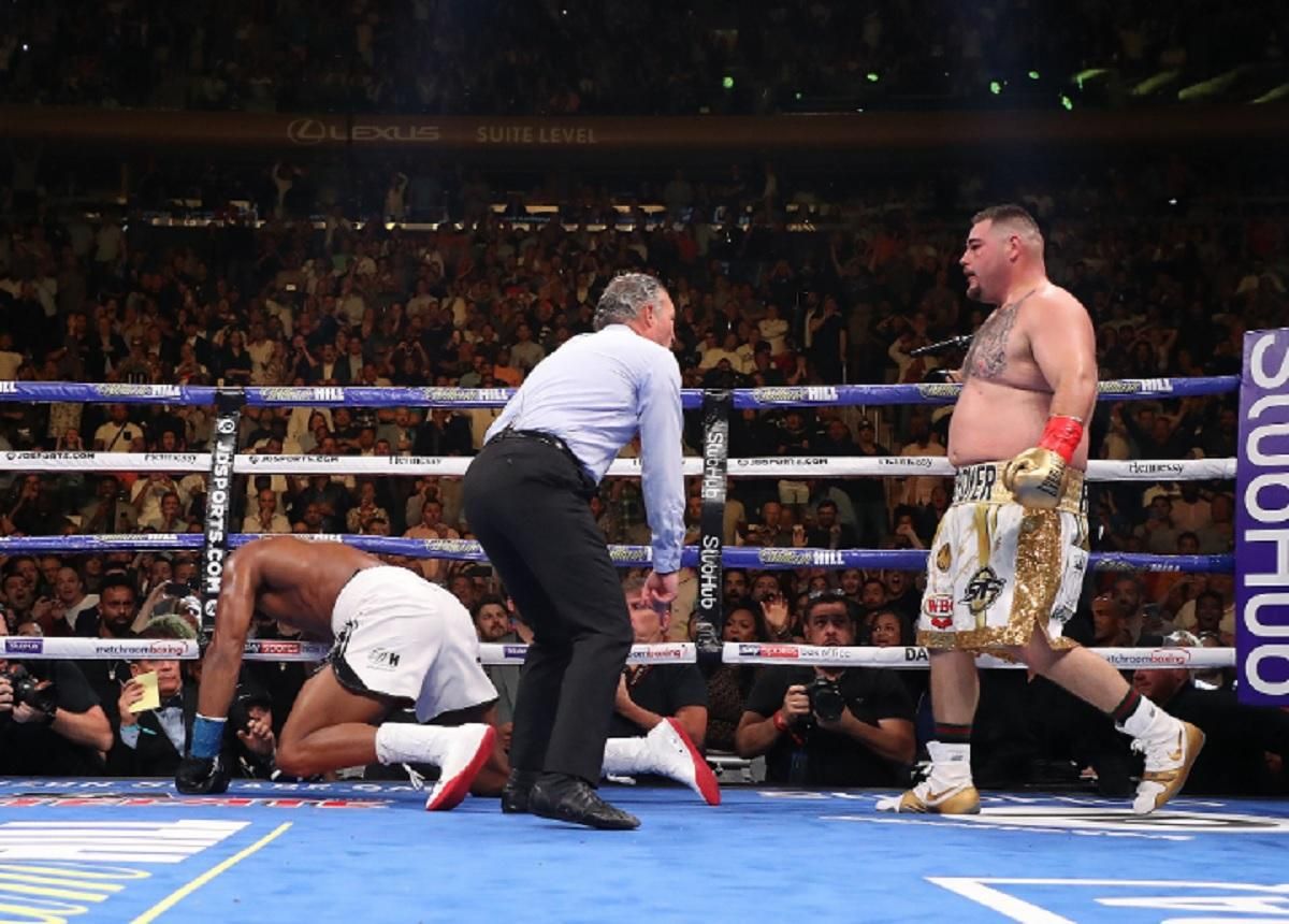 Джошуа сенсационно нокаутом проиграл Руису и потерял все пояса: видео Джошуа сенсационно нокаутом проиграл Руису и потерял все пояса: видео