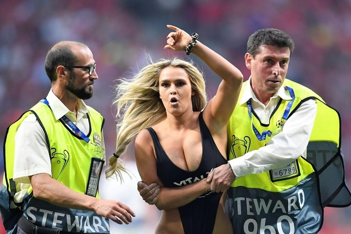 Instagram разблокировал аккаунт модели, что выбежала на игре Лиги чемпионов: ее новое видео